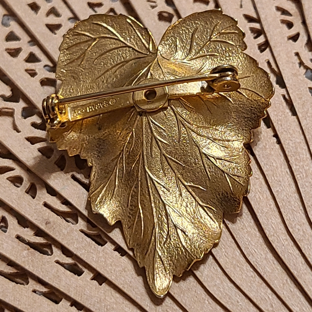 Classic Brooch Pin - Picture 6 of 13